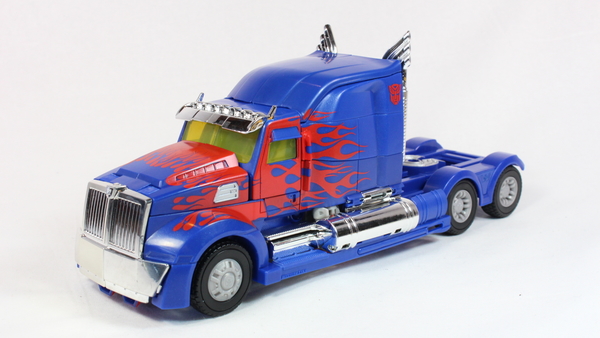 Transformers 4 Age Of Extinction Optimus Prime Leader Class Retail Version Action Figure Review  JPG (18 of 27)